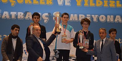 16 Yaş Türkiye Satranç Şampiyonu Emirhan Tarlabaşı!